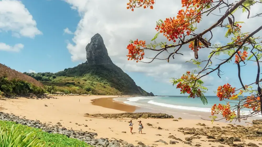 Parto proibido em Noronha: mulher dá à luz na ilha