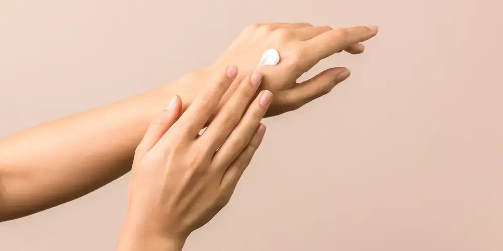 Qual Pomada Baratinha Clareia a Pele? Dicas e Opções